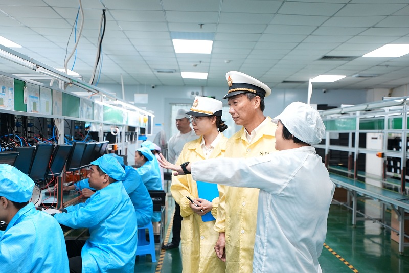 图说：关员到三防手机生产企业开展调研